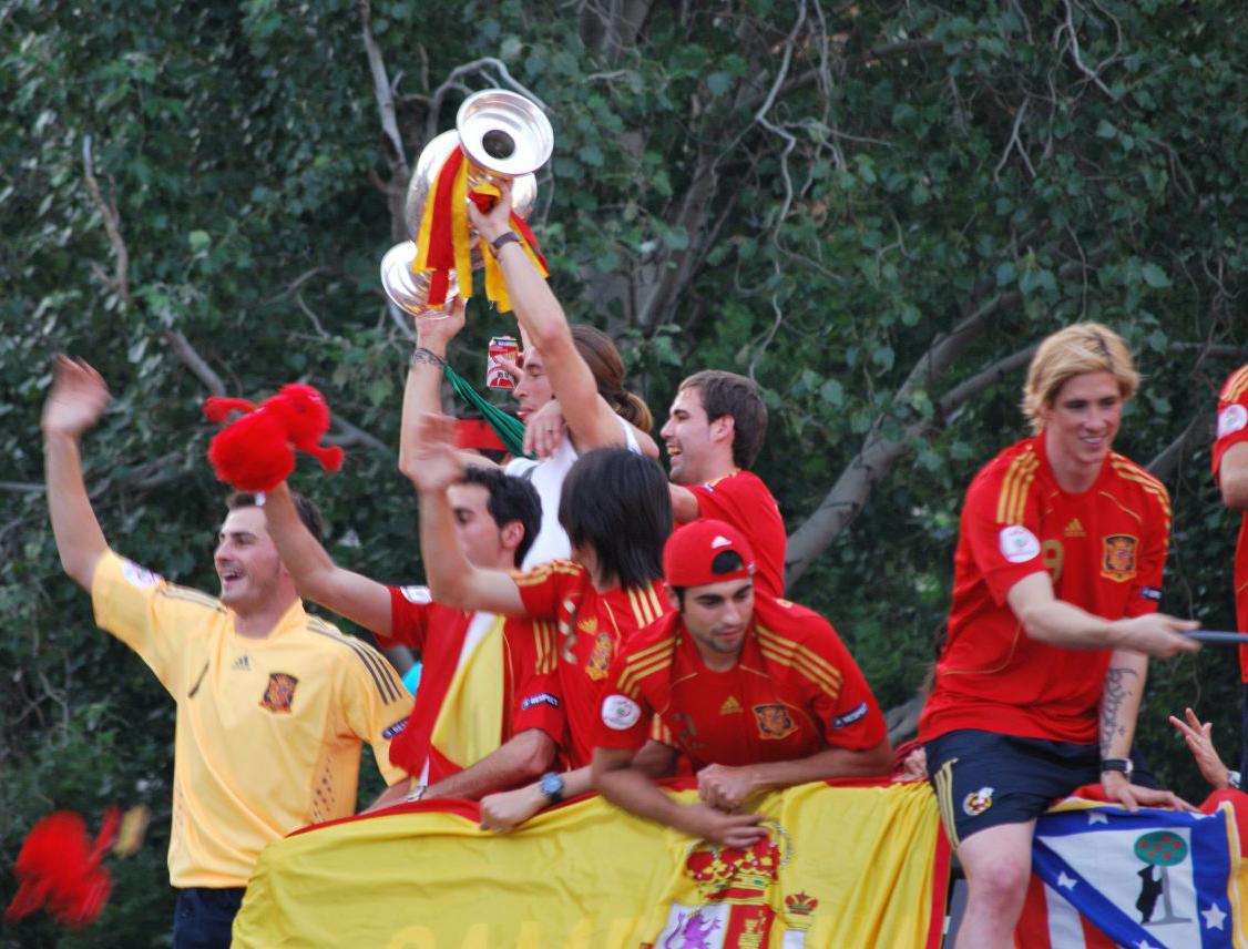 Jogadores da Espanha comemorando um título com torcedores ao fundo