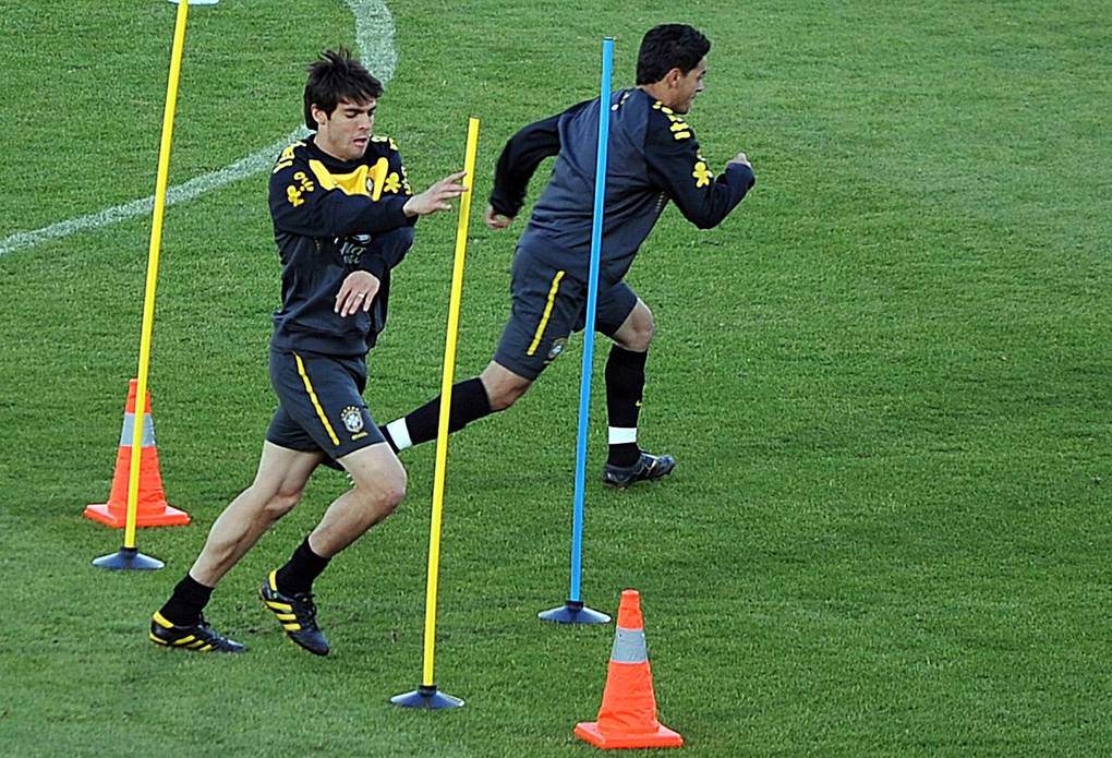 Jogadores da seleção brasileira durante um treino em campo