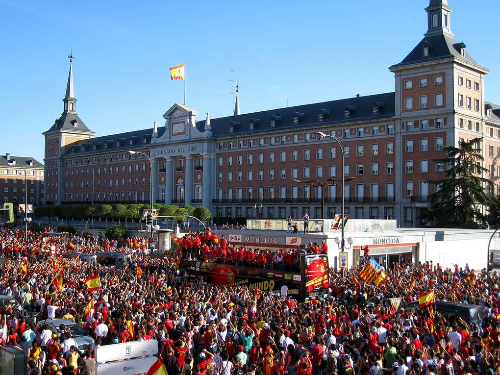 Desfile de comemoração da seleção da Espanha em Madri com ônibus aberto e torcedores