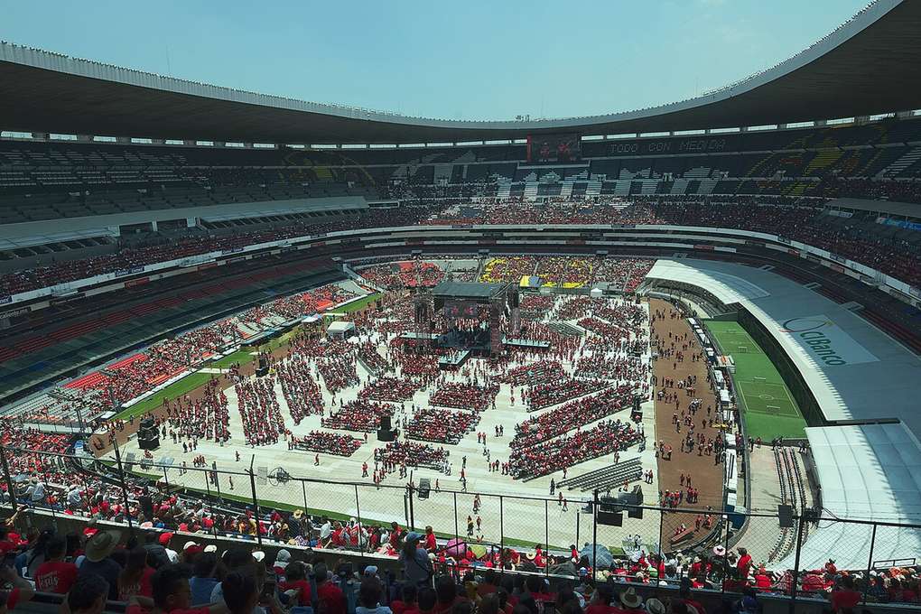 L'intérieur de l'Estadio Azteca de Mexico, avec sa pelouse et ses tribunes
