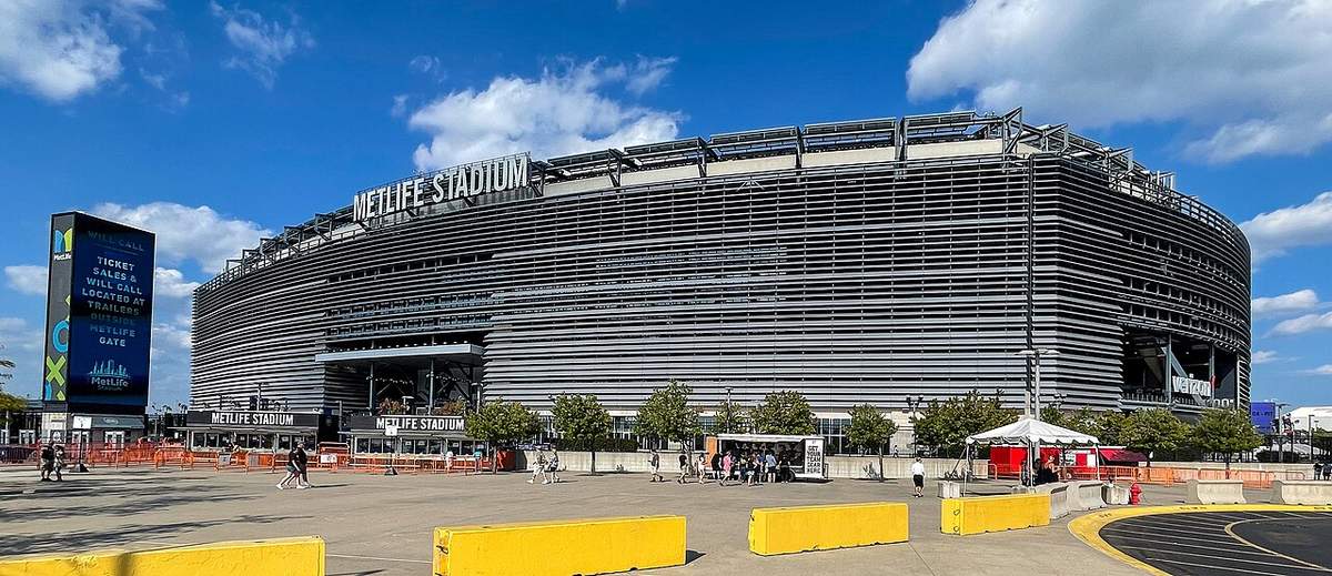 Das MetLife Stadium in East Rutherford, New Jersey, von außen mit Tribünen und Dachkonstruktion