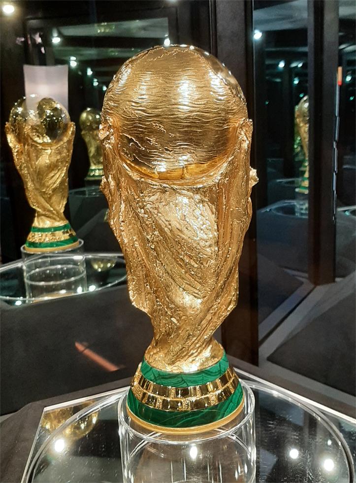 Réplique du trophée de la Coupe du monde exposée