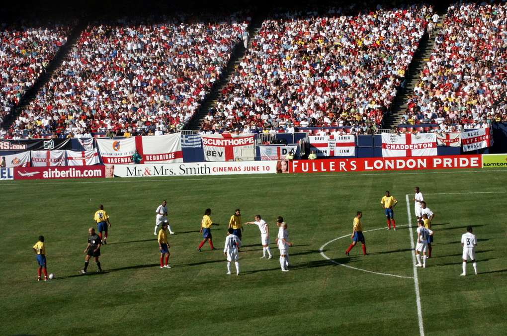Selección de Colombia disputando un partido con su camiseta amarilla