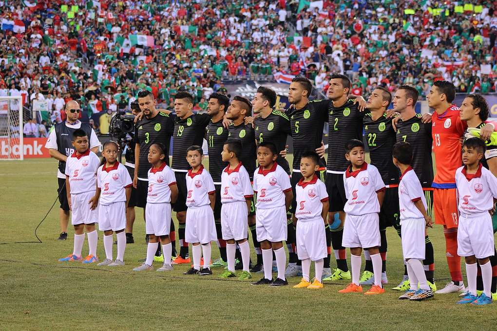 Jugadores de la selección de México formados antes de un partido