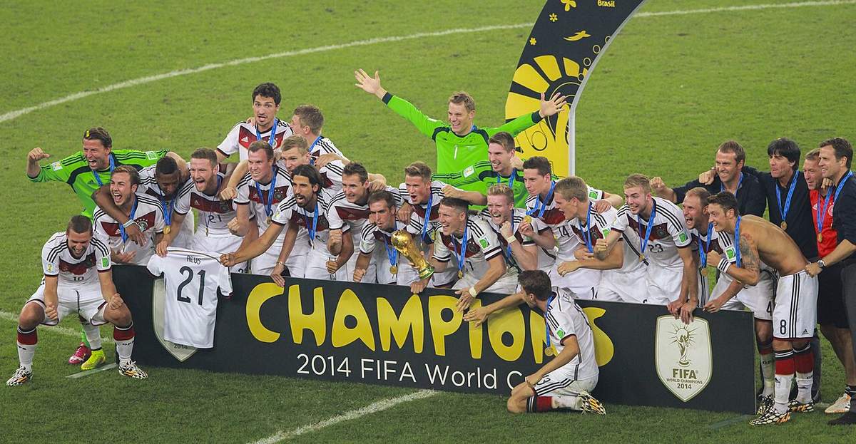 Un equipo levantando un trofeo en el campo, en una celebración anterior (Alemania, 2014)