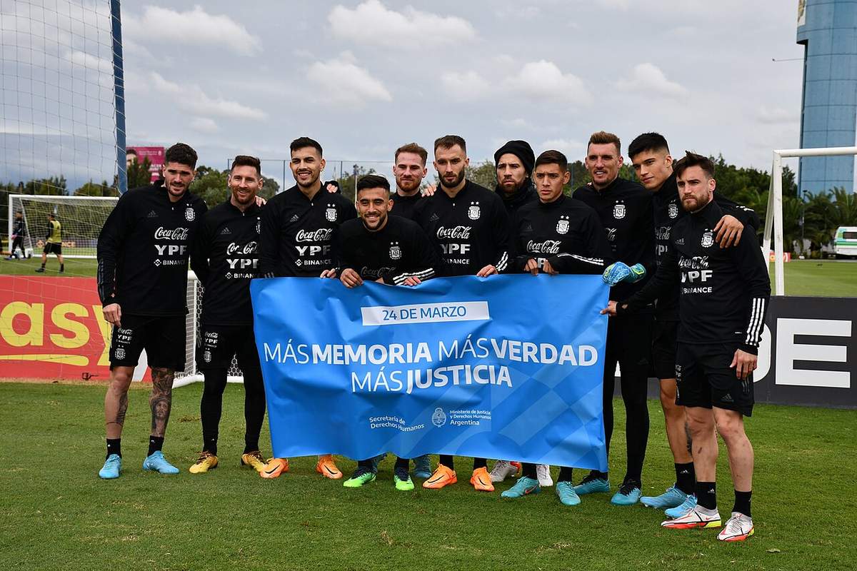Tim nasional Argentina berfoto bersama dengan seragam garis biru langit dan putih