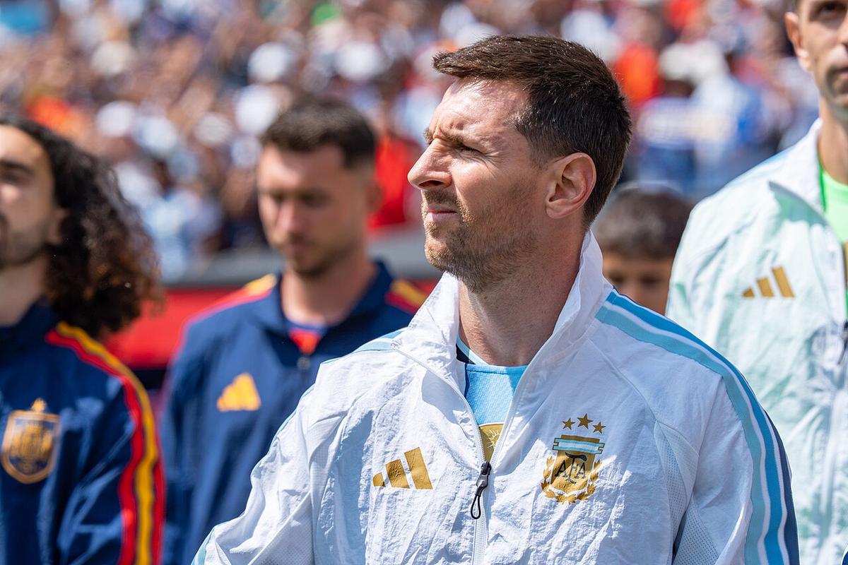 Lionel Messi mengenakan seragam Argentina dalam pertandingan melawan Spanyol