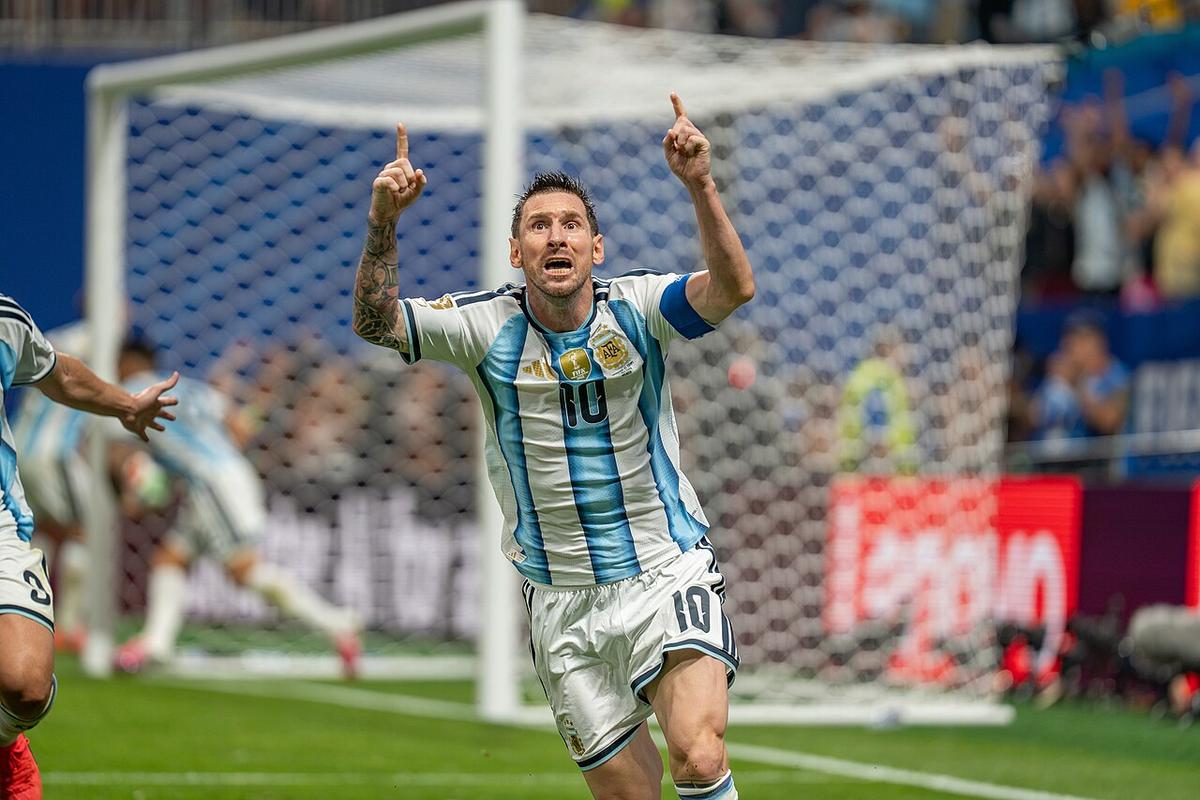 Lionel Messi mengenakan seragam Argentina dalam pertandingan melawan Mesir