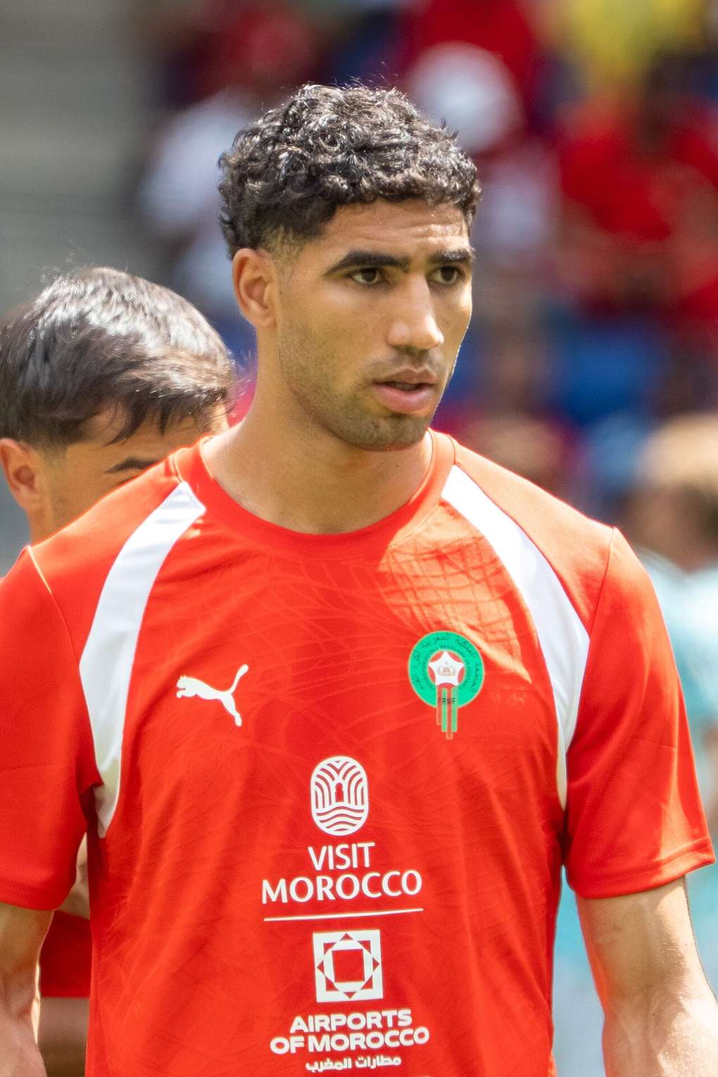 Achraf Hakimi, en maillot rouge du Maroc, en action sur le terrain lors d'un match en juin 2026