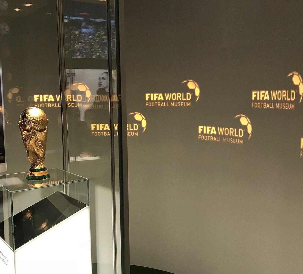 Le trophée de la Coupe du monde, doré, photographié en gros plan