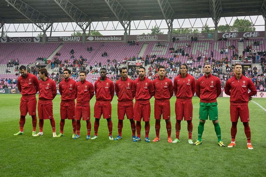 لاعبو منتخب البرتغال يقفون في تشكيلة الفريق قبل مباراة ضد كرواتيا عام 2013