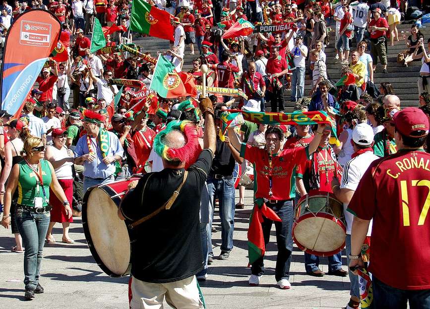 مشجعون للمنتخب البرتغالي يرفعون الأعلام ويرتدون قمصان المنتخب في مدينة كولونيا
