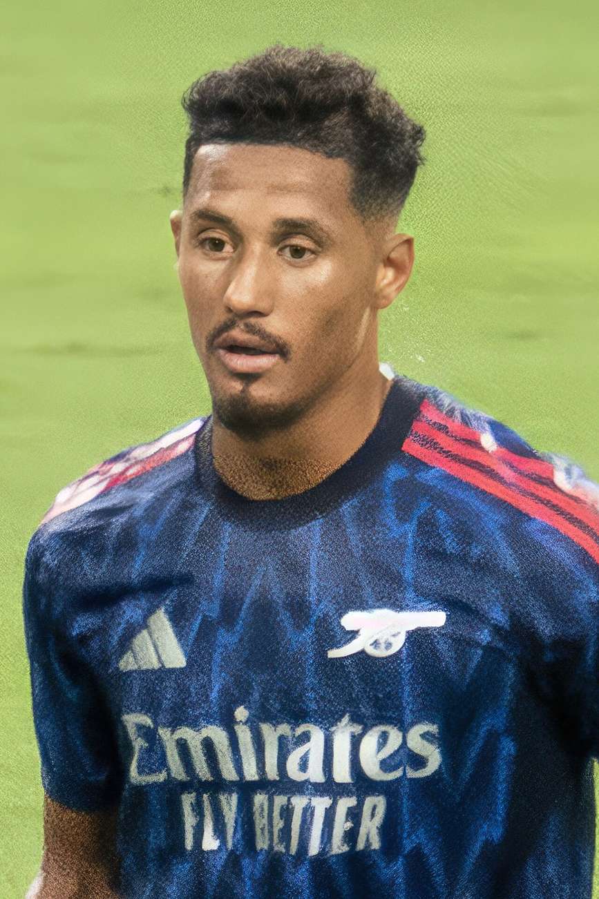 William Saliba con la camiseta del Arsenal en 2025