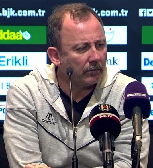 Sergen Yalçın durante su etapa como entrenador, en la que conquistó el doblete con el Beşiktaş en 2020/21