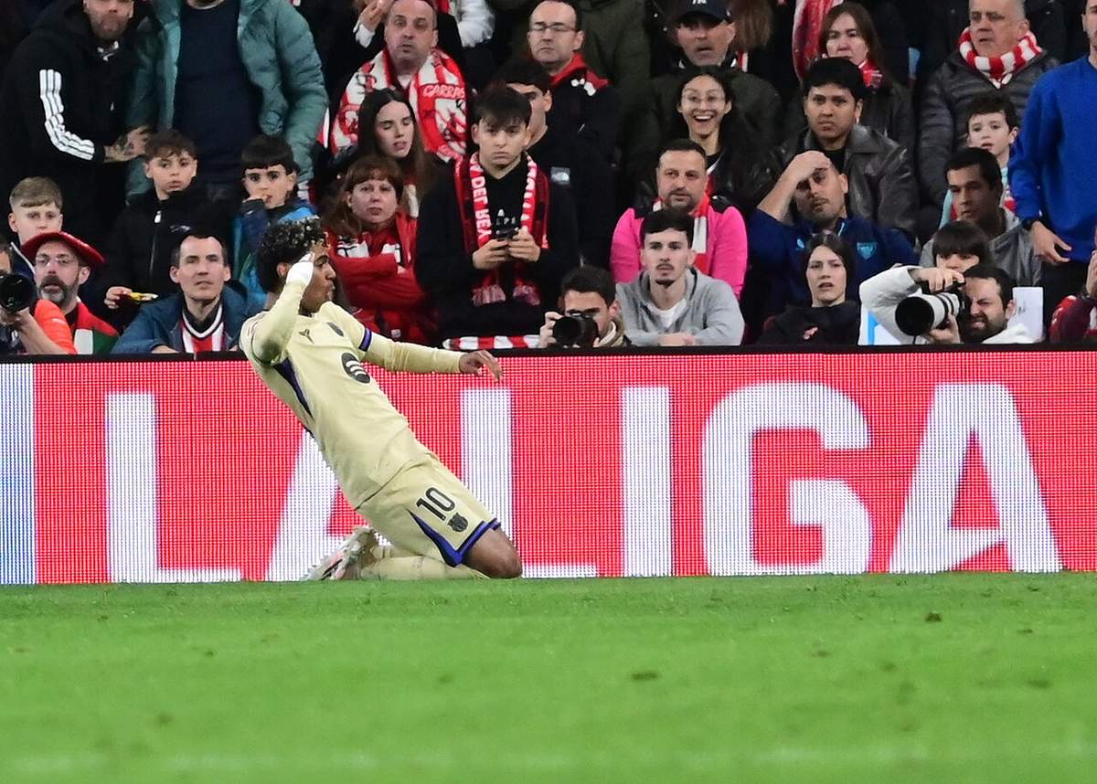 Lamine Yamal disputando un partido con el Barcelona ante el Athletic Club