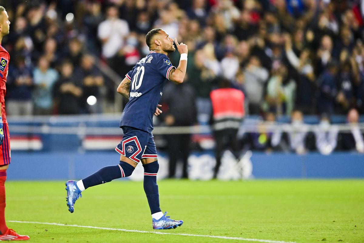 Jugador del Paris Saint-Germain celebrando un gol frente a la grada