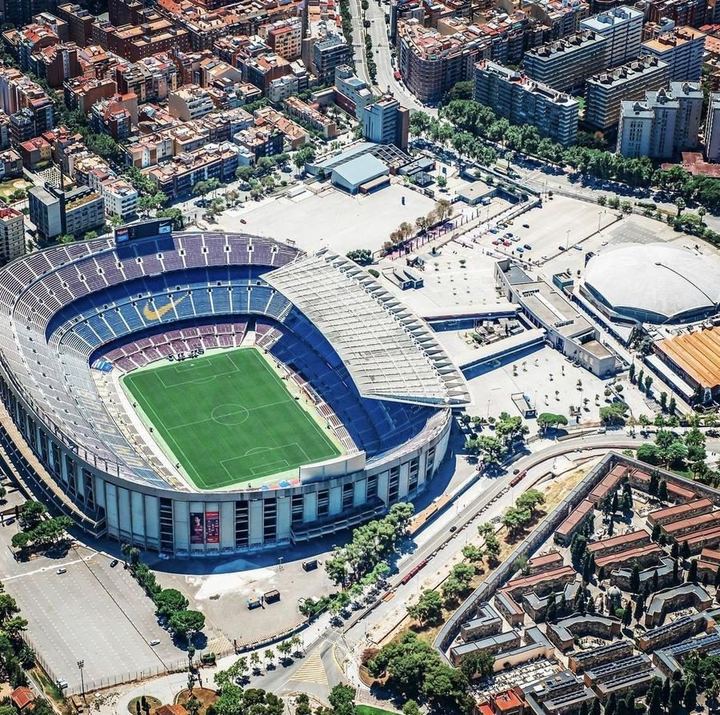 Vista aérea del Camp Nou y el barrio de Les Corts, Barcelona
